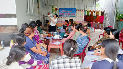 Lao động nông thôn xã An Cư tham gia lớp dệt thổ cẩm