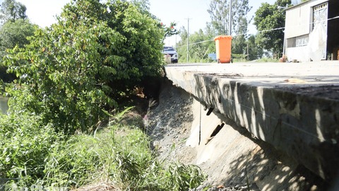 Sạt lở hơn 20m đường ĐH80 ở Vĩnh Gia, nghi do vỡ đường ống nước