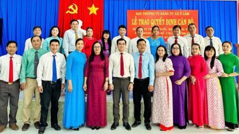 Hai xã Tri Tôn và Ô Lâm trao quyết định về công tác cán bộ