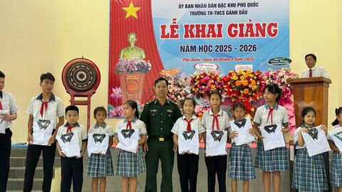 Cùng học sinh nghèo biên giới bước vào năm học mới