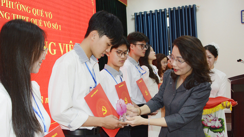Phó Bí thư Thường trực Tỉnh ủy Nguyễn Thị Hương dự Lễ kết nạp đảng viên tại Trường Trung học phổ thông Quế Võ số 1