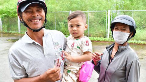 Nhân dân phấn khởi nhận quà Tết Độc lập