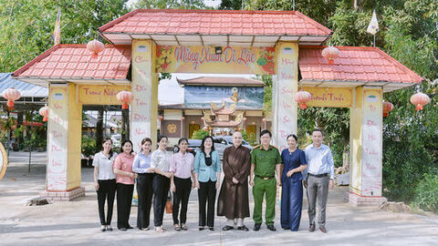 Phó Chủ tịch Ủy ban MTTQ Việt Nam tỉnh An Giang Hà Minh Trang chúc mừng Đại lễ Phật đản tại xã Kiên Lương