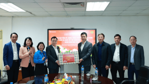 Phó Bí thư Tỉnh ủy Trần Huy Phương tặng quà Tết công nhân Tập đoàn Khoa học kỹ thuật Hồng Hải