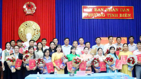 Phường Tịnh Biên trao quyết định tiếp nhận và phân công công chức, viên chức