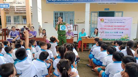 Tuyên truyền pháp luật giao thông qua biển báo