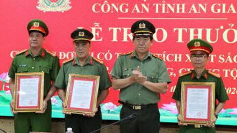 Trao thưởng các đơn vị có thành tích xuất sắc trong công tác đấu tranh phòng, chống tội phạm