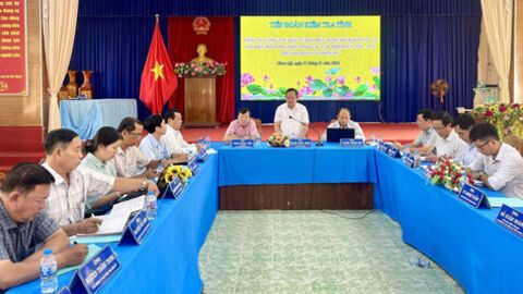 Giám đốc Sở Nội vụ tỉnh An Giang Nguyễn Hoàng Thông kiểm tra công tác chuẩn bị bầu cử tại xã Nhơn Mỹ