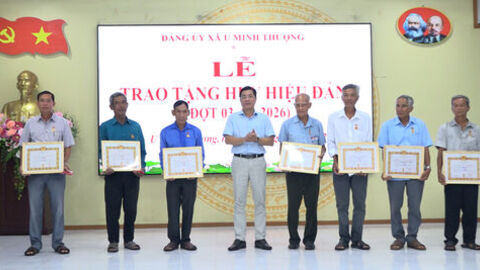 Đảng ủy xã U Minh Thượng trao Huy hiệu Đảng