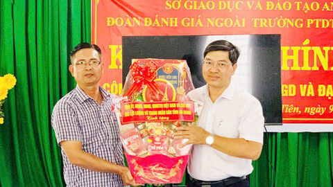 Chúc Tết Chôl Chnăm Thmây Mẹ Việt Nam Anh hùng và Trường Phổ thông Dân tộc nội trú THCS Hà Tiên