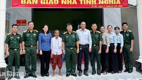 Trao nhà tình nghĩa cho gia đình chính sách xã Ô Lâm