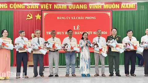 Tặng Huy hiệu Đảng cho 20 đảng viên xã Châu Phong