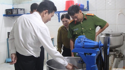 Kiểm tra cơ sở sản xuất chả cá basa ở Mỹ Thới 