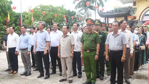 Phường Hà Tiên tổ chức lễ dâng hương tưởng nhớ bà Mạc Mi Cô và ông Mạc Thiên Tích