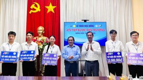 Báo và Phát thanh - Truyền hình An Giang trao 10 suất học bổng “ATV tiếp bước đến trường” trị giá 100 triệu đồng