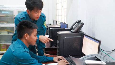 Sau giờ trực là ra đồng