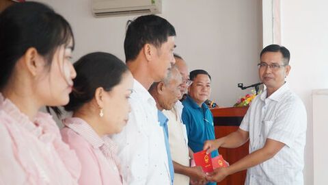 Cấp chứng chỉ hoàn thành bồi dưỡng kiến thức dân tộc cho gần 100 học viên