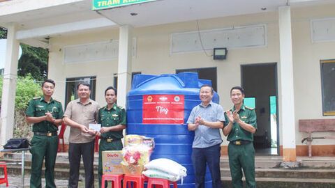 Thăm, tặng quà tại đảo Đồi Mồi - nơi chỉ có một hộ dân sinh sống 