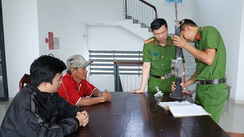 Nhặt được vũ khí, giao nộp công an