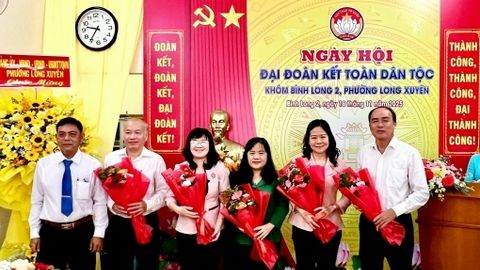 Phó Bí thư Thường trực Đảng ủy Các cơ quan Đảng tỉnh dự Ngày hội Đại đoàn kết ở phường Long Xuyên 