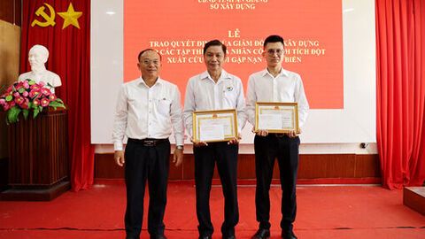 Khen thưởng đột xuất các tập thể, cá nhân có thành tích cứu người gặp nạn trên biển