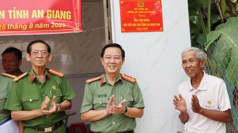 Bàn giao nhà Nghĩa tình cho hội viên Hội Cựu Công an nhân dân
