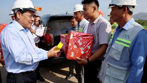 Phó Chủ tịch UBND tỉnh An Giang Ngô Công Thức thăm, động viên công nhân thi công dự án cao tốc