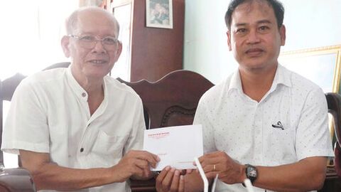 Thăm, tặng quà nguyên lãnh đạo Ban Dân tộc tỉnh dịp lễ Sene Đôn Ta