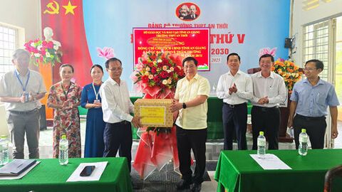 Chủ tịch UBND tỉnh An Giang Hồ Văn Mừng thăm, chúc mừng Ngày Nhà giáo Việt Nam tại Phú Quốc