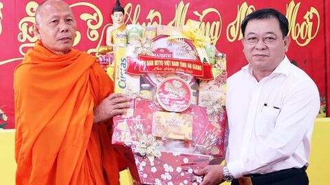 Phó Chủ tịch Thường trực Ủy ban MTTQ Việt Nam tỉnh An Giang Lê Thanh Việt chúc tết Hội Đoàn kết sư sãi yêu nước tỉnh