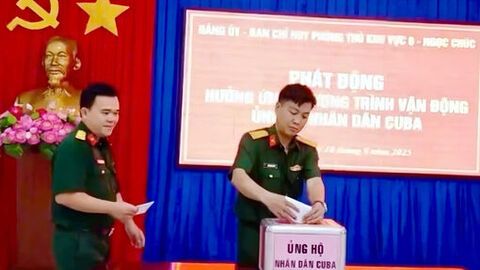 Cán bộ, chiến sĩ Ban Chỉ huy phòng thủ khu vực 6 - Ngọc Chúc quyên góp ủng hộ nhân dân Cuba