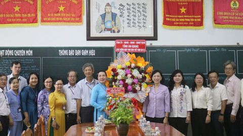 Lãnh đạo tỉnh An Giang thăm, tặng quà các cơ sở giáo dục tại phường Long Xuyên