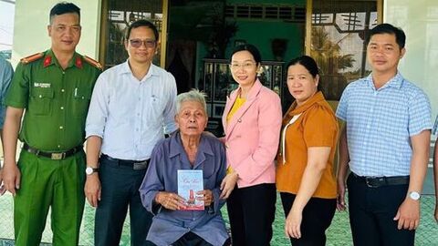 Vân Khánh dành hơn 268 triệu đồng tri ân người có công