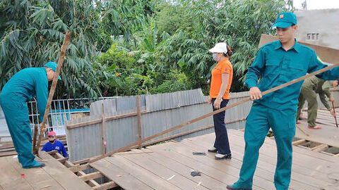 Xã Phú Hữu hỗ trợ người dân di dời nhà khỏi khu vực sạt lở