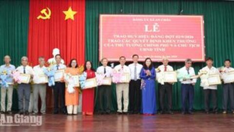 An Châu trao Huy hiệu Đảng cho 74 đảng viên