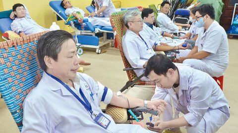 Thầy thuốc hiến máu cứu người