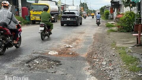 Người dân Sơn Kiên mong sớm sửa chữa quốc lộ 80