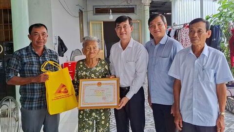 Vĩnh Phong mừng thọ các cụ tròn 90 tuổi