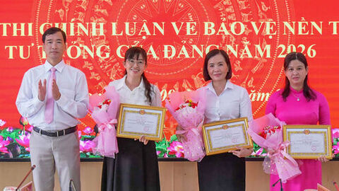 Xã Vĩnh Phong trao giải cuộc thi chính luận bảo vệ nền tảng tư tưởng của Đảng
