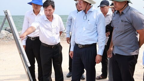 Phó Chủ tịch UBND tỉnh Lê Văn Phước kiểm tra công tác giải ngân vốn đầu tư công tại phường Hà Tiên và Tô Châu
