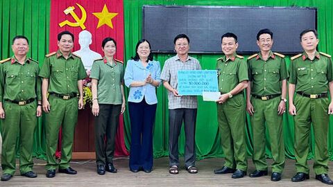 Khen thưởng Công an phường Mỹ Thới với nhiều thành tích trong công tác phòng, chống ma túy 