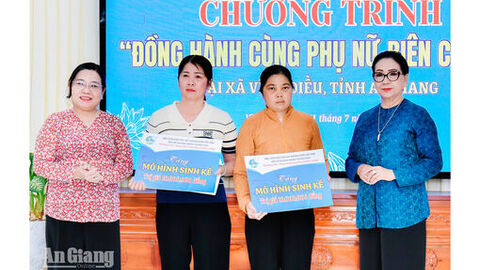 Trao 110 triệu đồng hỗ trợ phụ nữ, học sinh vùng biên Vĩnh Điều 