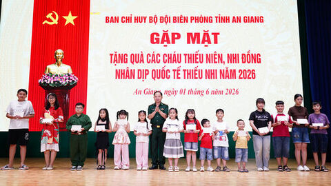Tặng quà con em cán bộ biên phòng nhân ngày Quốc tế Thiếu nhi
