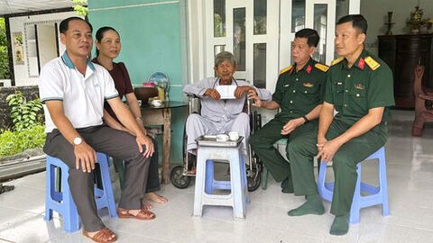 Thăm, tặng quà Anh hùng Lực lượng vũ trang Nhân dân và gia đình chính sách ở xã Ô Lâm