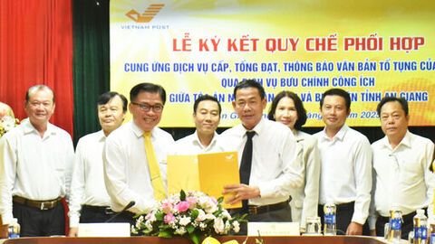Tòa án nhân dân tỉnh An Giang và Bưu điện tỉnh ký kết quy chế phối hợp