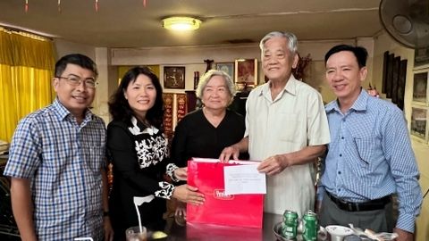 Lãnh đạo phường Bình Đức thăm, tặng quà người có công với cách mạng, nhân dịp Quốc Khánh 2/9 