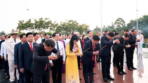 Đoàn đại biểu dự Đại hội Đảng bộ tỉnh An Giang lần thứ I, nhiệm kỳ 2025 - 2030 viếng Nghĩa trang liệt sĩ tỉnh