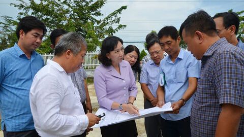 Phó Chủ tịch UBND tỉnh An Giang Nguyễn Thị Minh Thúy khảo sát vị trí xây dựng trường học tại các xã biên giới