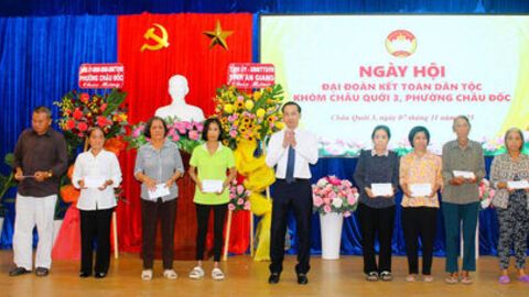 Phó Bí thư Thường trực Tỉnh ủy Nguyễn Thanh Nhàn dự ngày hội đại đoàn kết toàn dân tộc khóm Châu Quới 3