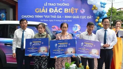 KienlongBank trao xe VinFast VF3 cho khách hàng may mắn của chương trình Megasale